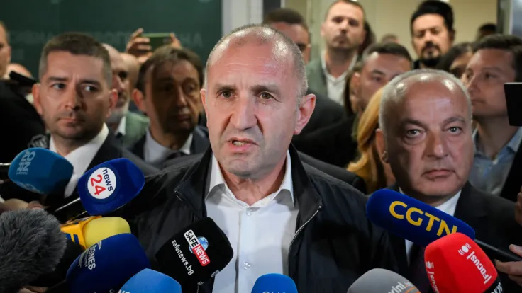 رومين راديف رئيس الوزراء الجديد في بلغاريا: علاقات مع روسيا ومكافحة الفساد
