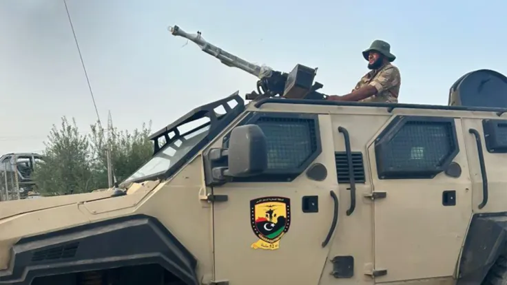 اشتباكات مسلحة بالزاوية تُوقف مصفاة النفط وتثير توترًا