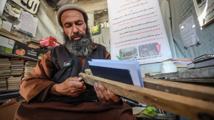 غزة: الحاج رأفت يرمم مئات المصاحف المدمرة في حرب الإبادة