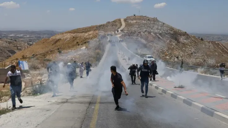اختناقات بين الفلسطينيين جراء اقتحام جيش الاحتلال لقرية المغير بالضفة الغربية