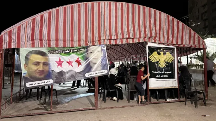 مظاهرات العدالة الانتقالية تشتد في دير الزور وإدلب والحكومة تدعو للهدوء