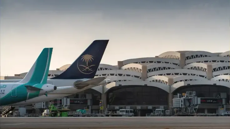 الهيئة السعودية تمدد إغلاق مطار الملك خالد وتتصدى لهجمات الحوثيين