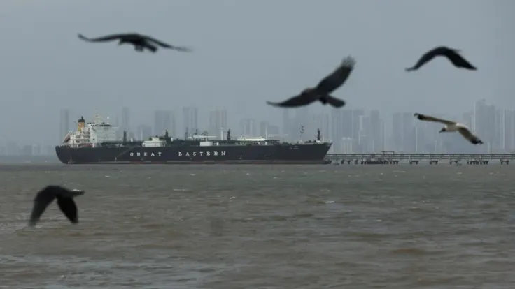 شركات الشحن تُزمر بضمانات قبل عبور هرمز رغم إعلان فتحه