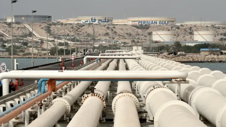 إيران تبدأ خفض إنتاج النفط بشكل استباقي بحسب بلومبيرغ