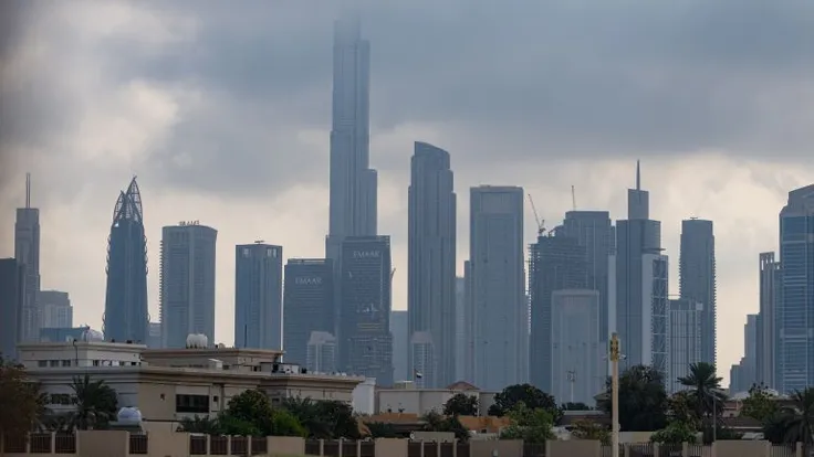 الكويت والإمارات تعلنان التعامل مع مسيّرات فوق أراضيهما
