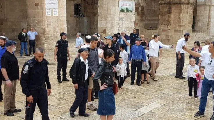 المستوطنون يقتحمون الأقصى وتكثيف إبعاد مسنة من المسجد