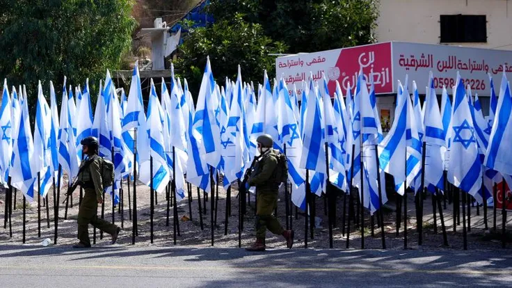 أعلام إسرائيلية تُحاط بمقهى فلسطيني في قرية اللبن شمال نابلس