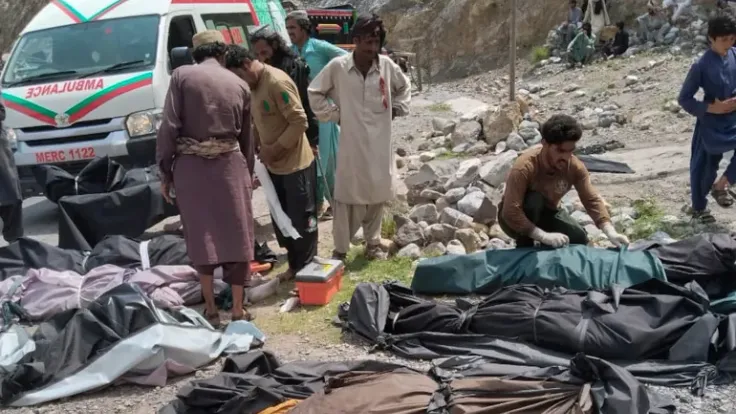 مأساة سقوط حافلة في باكستان: 40 قتيلا و8 مصابين