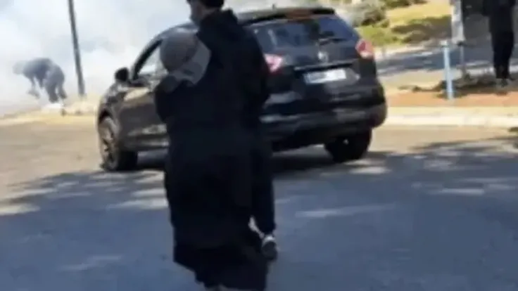 أم مغربية تُصبح رمزًا للسلطة الأبوية وسط احتجاجات طلابية في فرنسا