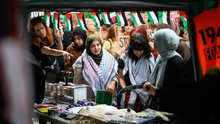 نظرية الاستبدال العظيم: كيف صنعت أسطورة اليمين المتطرف جحيم المسلمين في الغرب؟