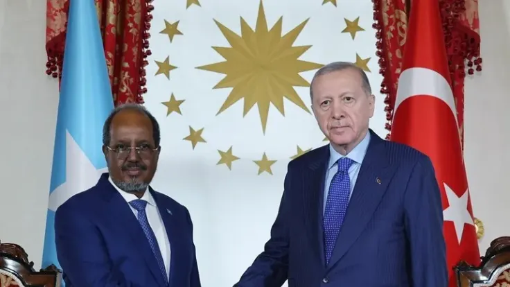 كيف هزمت تركيا خصومها في أفريقيا عبر المساجد والبيرقدار
