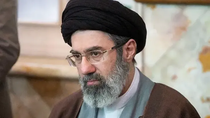 الرئيس الإيراني يعلن تفاصيل لقاء ساعتين ونصف مع المرشد الأعلى مجتبى خامنئي