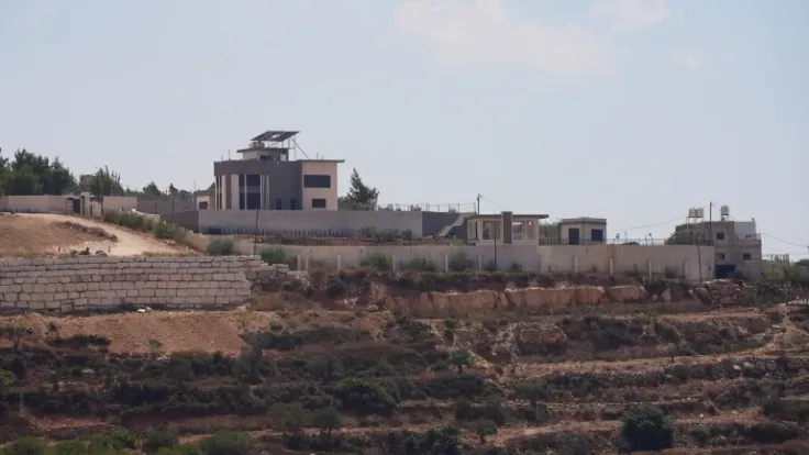 الجيش الإسرائيلي يقتحم قرية قُصرة ويجبر عائلات فلسطينية على إخلاء منازلها