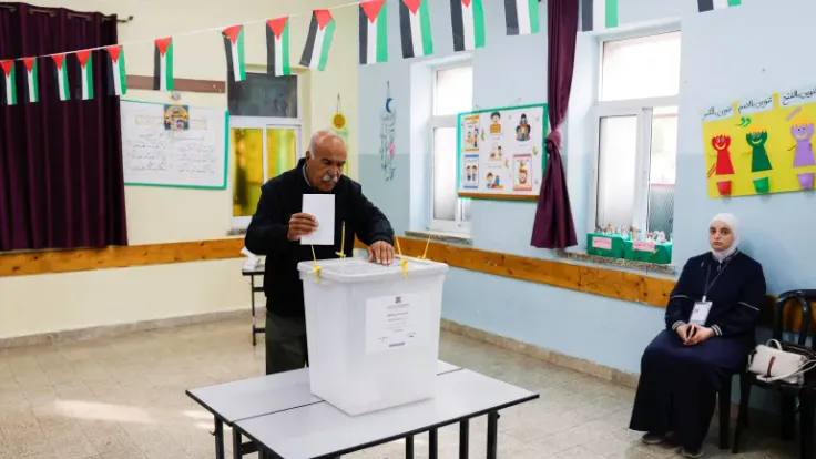 انتخابات الضفة الغربية وقطاع غزة: الفلسطينيون يدلون بأصواتهم في ظل منافسة محدودة