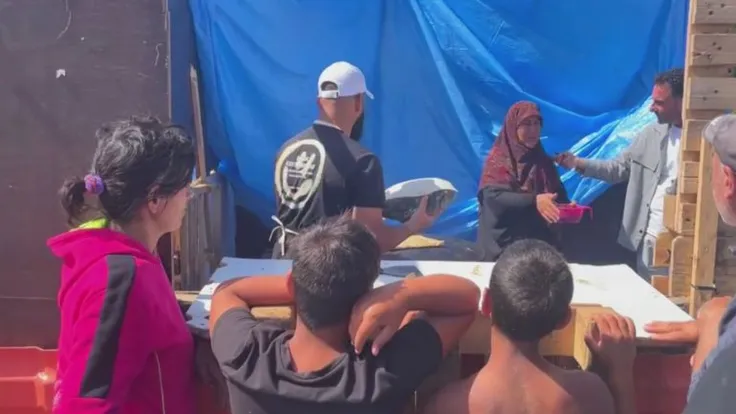 نازحة لبنانية تخلق عجينة التغيير في مخيم النازحين في بيروت