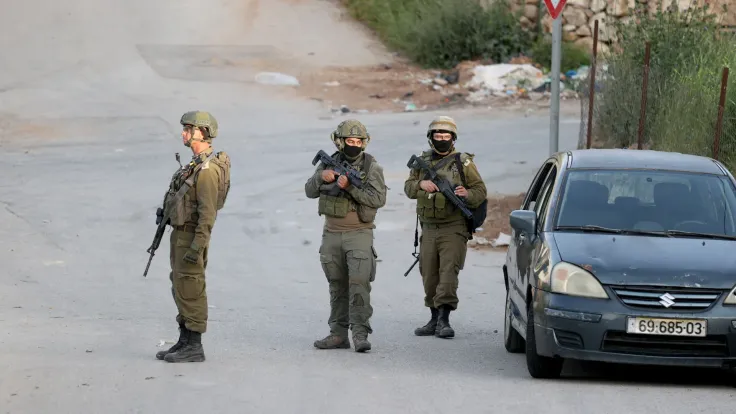 الاحتلال الإسرائيلي يعتقل فلسطينيا وزوجته ويفجر معاناة الأهالي في الضفة الغربية