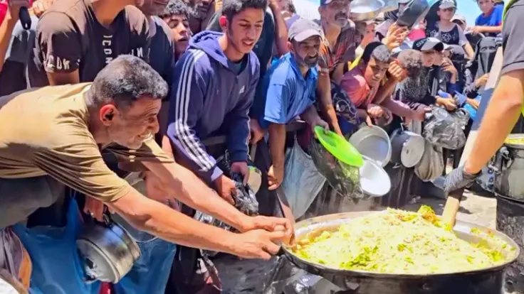 الغزو الإنساني على غزة بعد 1000 يوم من الحرب: تجمعات الطعام والدمار المستمر