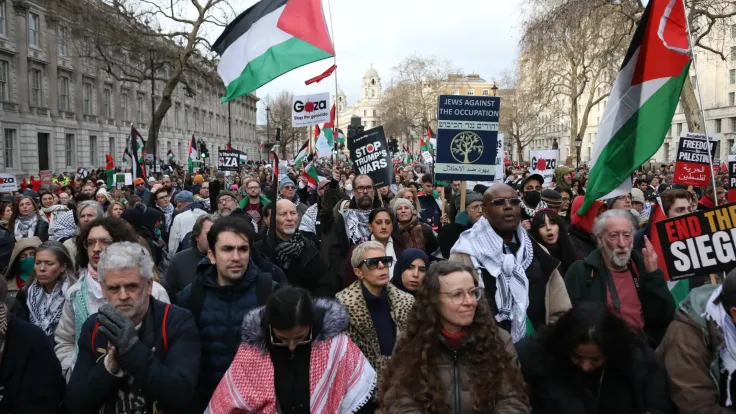 ستارمر ولعبة الظل.. هل ينجح "اللوبي" في محاصرة مسيرات التضامن مع فلسطين في بريطانيا؟