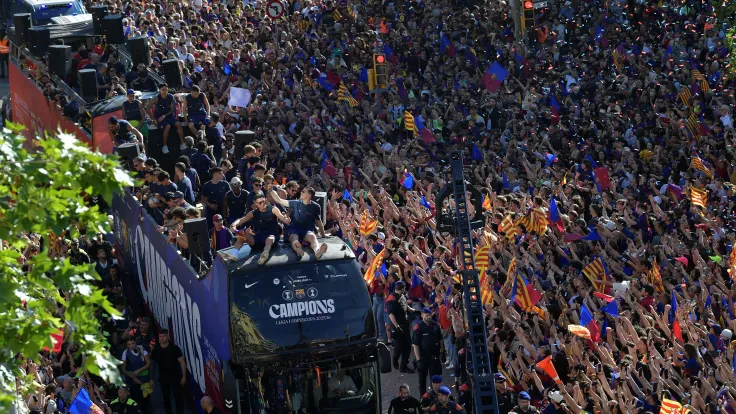 موكب تتويج برشلونة يثير غضب ريال مدريد بشتى الإشارات