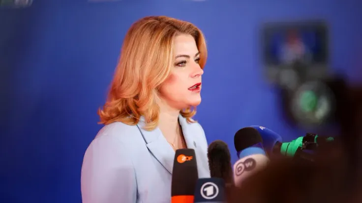 استقالة رئيسة وزراء لاتفيا إيفيكا سيلينا بعد أزمة المسيّرات الأوكرانية