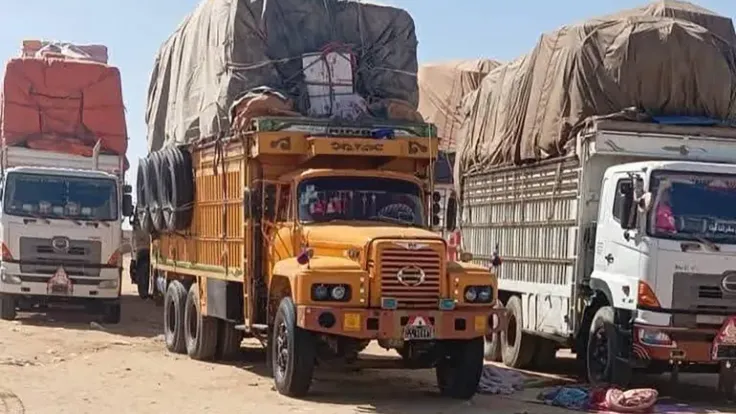 سائقو دارفور: تدفعون الإتاوات وينامون في العراء.. مرمى نقاط تفتيش الدعم السريع