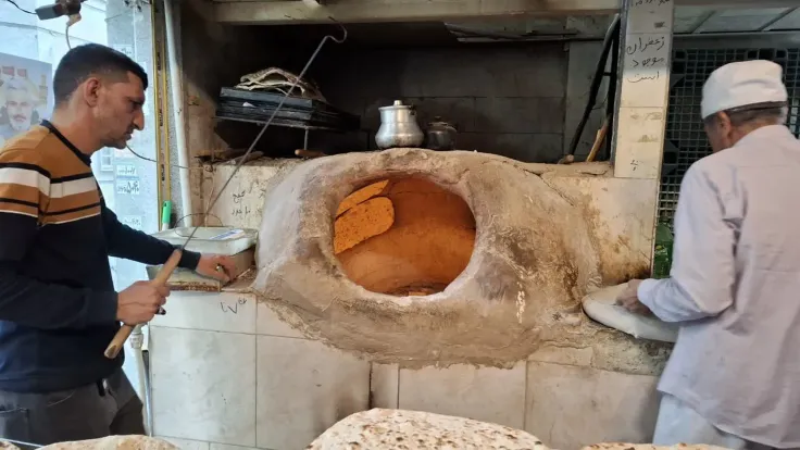 شهر من الحصار الأمريكي على موانئ إيران يفاقم أزمات الأسعار في طهران