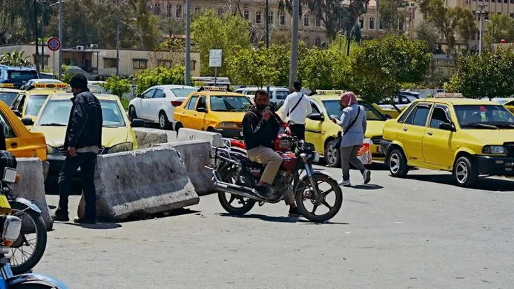 تطبيقات النقل الإلكترونية تهدد مستقبل "التاكسي الأصفر" في دمشق
