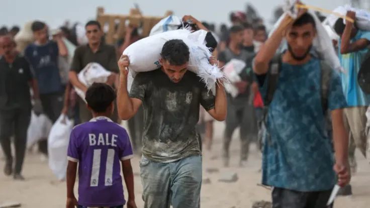 إسرائيل تقطّع شرايين الإغاثة بغزة وتواصل هجماتها المميتة