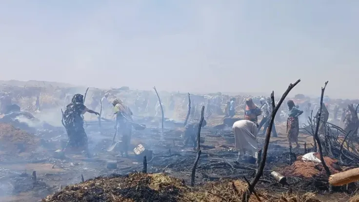نازحو شمال دارفور يواجهون حريقًا مدمرًا في مخيم العمدة بعد هروبهم من القصف