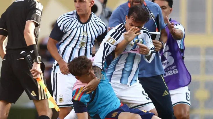 لاعبو المنتخب الإسباني يلطمون جافي بشأن الاشتباك مع باريديس في كأس العالم