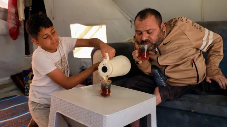 طفل يتحمل مسؤولية أسرة في مخيم النزوح بدیر البلح
