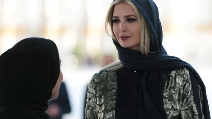 ترامب ينتقد كاثي هوكول لارتدائها الحجاب في مسجد نيويورك