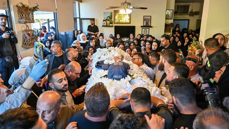 تشييع آمال خليل في بيصارية: صدمة الصحافة اللبنانية بعد اغتيالها المزدوج