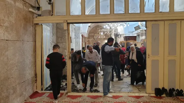 سحب صلاحيات الخليل: إسرائيل تفرض واقع تهويدي داخل الحرم الإبراهيمي