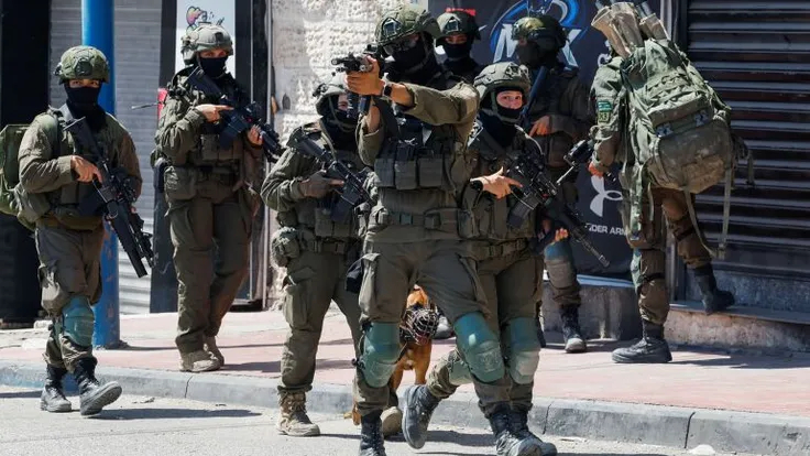 الاحتلال يواصل اقتحام مخيم قلنديا الثاني ويحول منازل إلى ثكنات ويصيب فلسطينيين